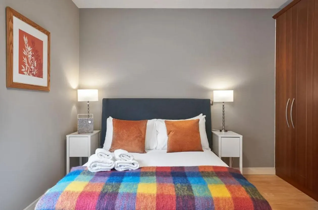 Large Stylish Bright & Luxurious 2 Bed Apartment Dublin 0*,  Irland